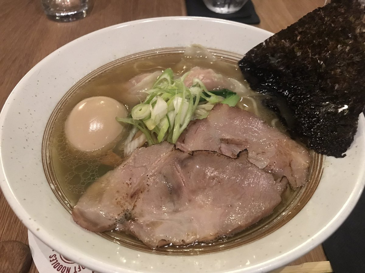Chaparita_miyuk's tweet photo. 豚骨ラーメン、鶏ガラワンタンラーメン、和牛混ぜそば。私は鶏ガララーメンに味たまご追加。麺は手打ちで美味しい。ただスープは、ちょっとパンチが効いてない。何か物足りない⁈白胡椒が欲しい感じ。いやいや、でも充分美味しい❤️
#ラーメンヘッド #ramenhead #capetown https://t.co/3GQuCRFDjD
