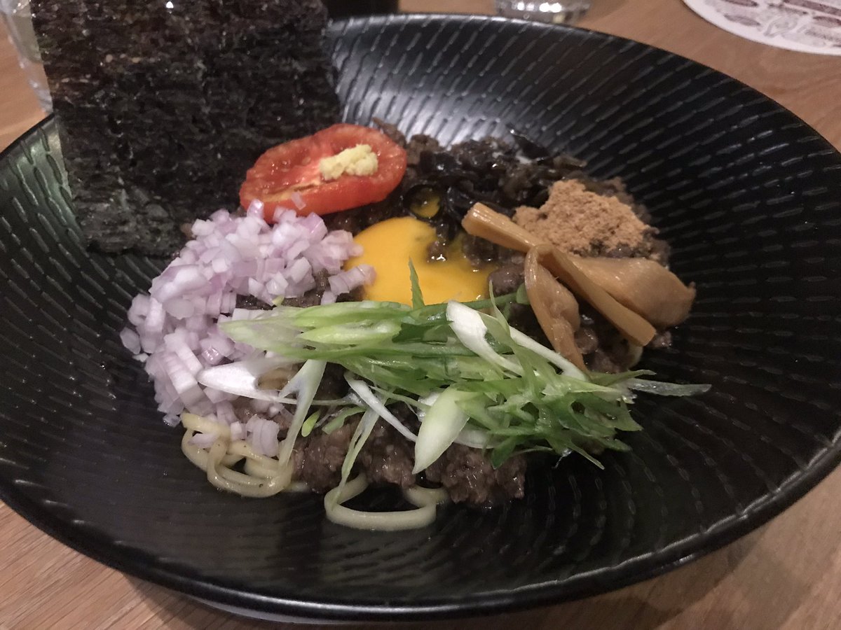 Chaparita_miyuk's tweet photo. 豚骨ラーメン、鶏ガラワンタンラーメン、和牛混ぜそば。私は鶏ガララーメンに味たまご追加。麺は手打ちで美味しい。ただスープは、ちょっとパンチが効いてない。何か物足りない⁈白胡椒が欲しい感じ。いやいや、でも充分美味しい❤️
#ラーメンヘッド #ramenhead #capetown https://t.co/3GQuCRFDjD