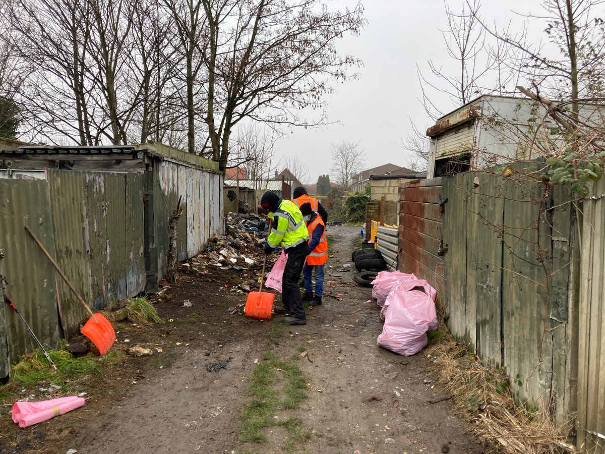 LondonPS_CP's tweet photo. #London Community Payback clearing fly tipped waste. Working in Partnership with  @EnfieldCouncil. We hope the local Community are pleased with difference we have made. #CP50 #CommunityEngagement https://t.co/eFfF5uYLwc