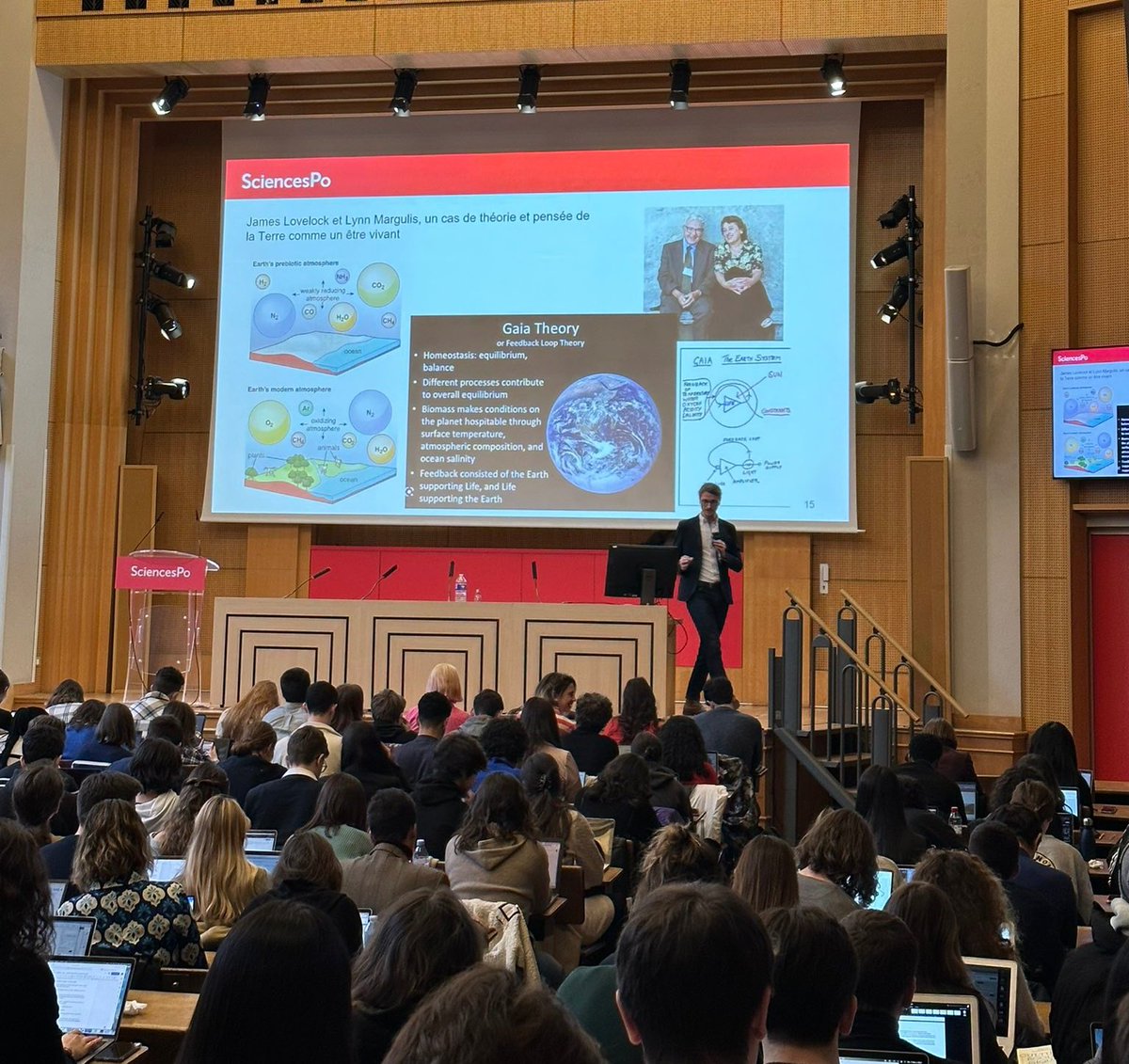 La semaine dernière à SciencesPo, j'ai passé 18h avec les 550 étudiants du campus de Paris pour leur donner un cours d'introduction générale aux enjeux écologiques et climatiques.

Petit retour d'expérience. 🔽🔽