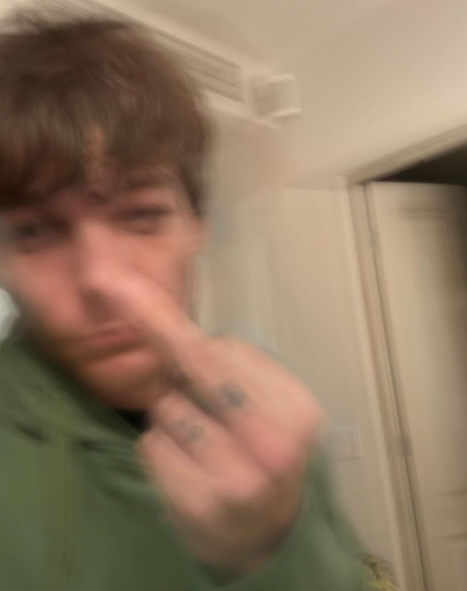 JolineTomlinson's tweet photo. Dios creó a los hombres y en disculpa nos mandó a Louis Tomlinson https://t.co/36dOUd7bZ8