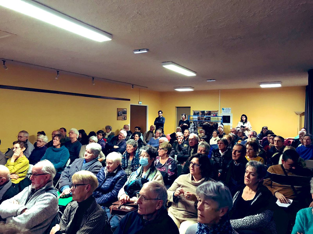 FlorianBercault's tweet image. Salle comble pour présenter ce soir le projet de rénovation de la place de la Commune au Bourny à @Laval_la_Ville, projet issu de la participation citoyenne pour plus de convivialité, de nature en ville, de dynamisme commercial avec @MeduaneHabitat @agence_rhizome 🌳🐌🎉
