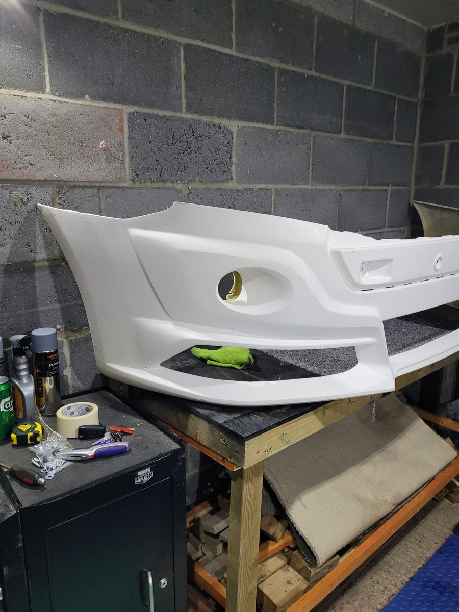 Srad588's tweet photo. The new bumper for the transit custom has arrived, lots of prep ork to be done.
2 sets of lights and wire mesh to be added.

#modify #ford #transit #custom #racevan https://t.co/B3GRehzV1q