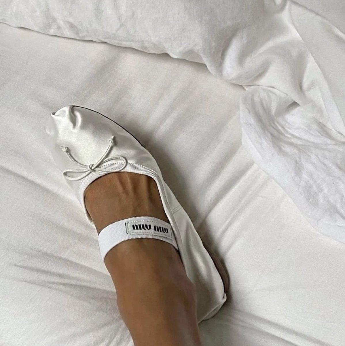 coletivolirico's tweet photo. #miumiu #flat #comfylook #ootd https://t.co/xcv04krkJY