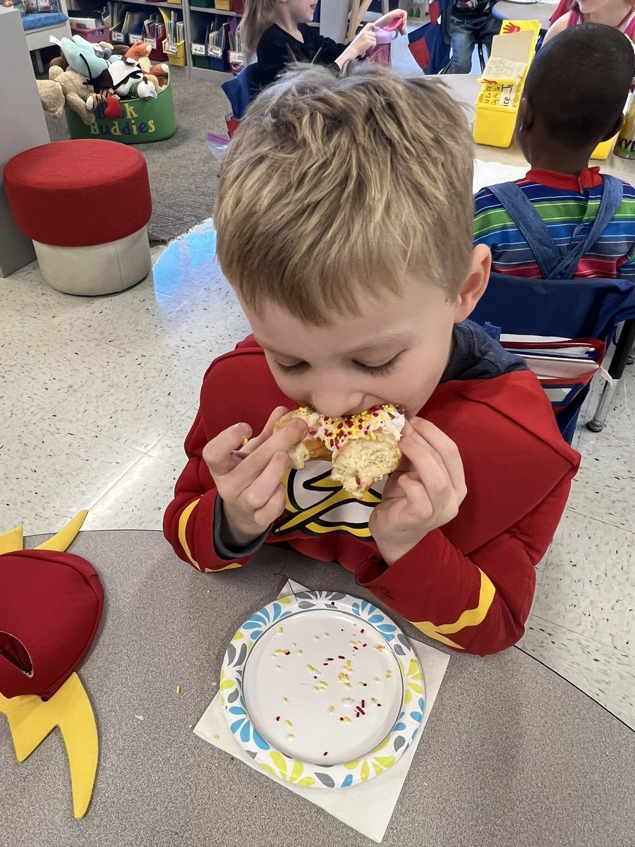 msconcannonbeu's tweet photo. I feel the same way about donuts 🍩 #myweakness #waytomyheart @BeulahRalphElem https://t.co/kOWDwb3J6u