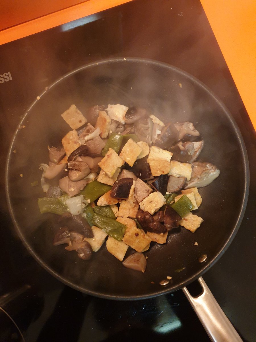 holisticament's tweet photo. Propuesta de cena vegana prebiótica #microbiomefriendly 🦠
Salteado de tempeh, shiitakes, judías verdes y ajo fresco coronado con especias mediterráneas (hierbas, tomate seco y ñora) y AOVE picual. https://t.co/INzhKbGnkT
