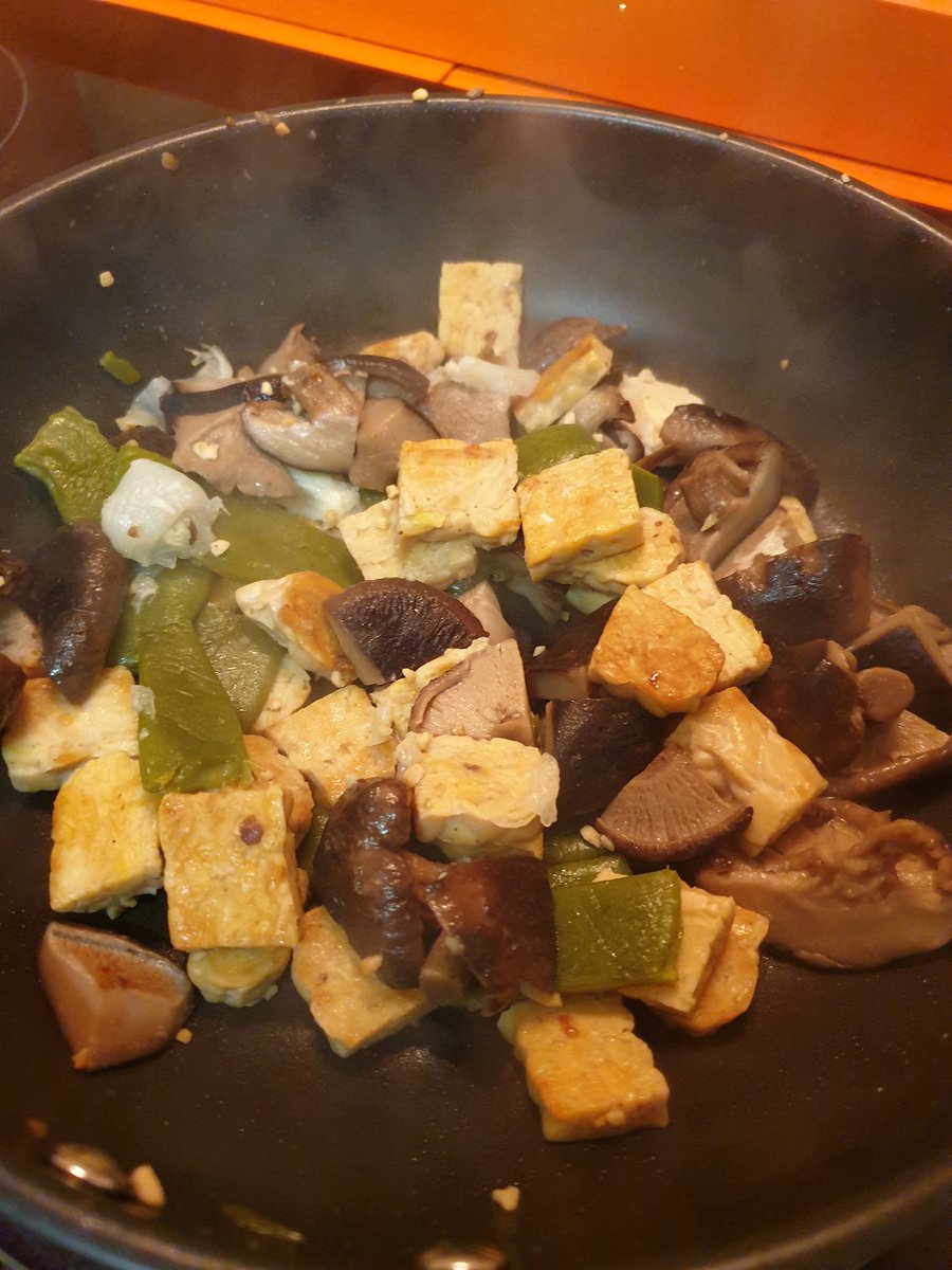 holisticament's tweet photo. Propuesta de cena vegana prebiótica #microbiomefriendly 🦠
Salteado de tempeh, shiitakes, judías verdes y ajo fresco coronado con especias mediterráneas (hierbas, tomate seco y ñora) y AOVE picual. https://t.co/INzhKbGnkT