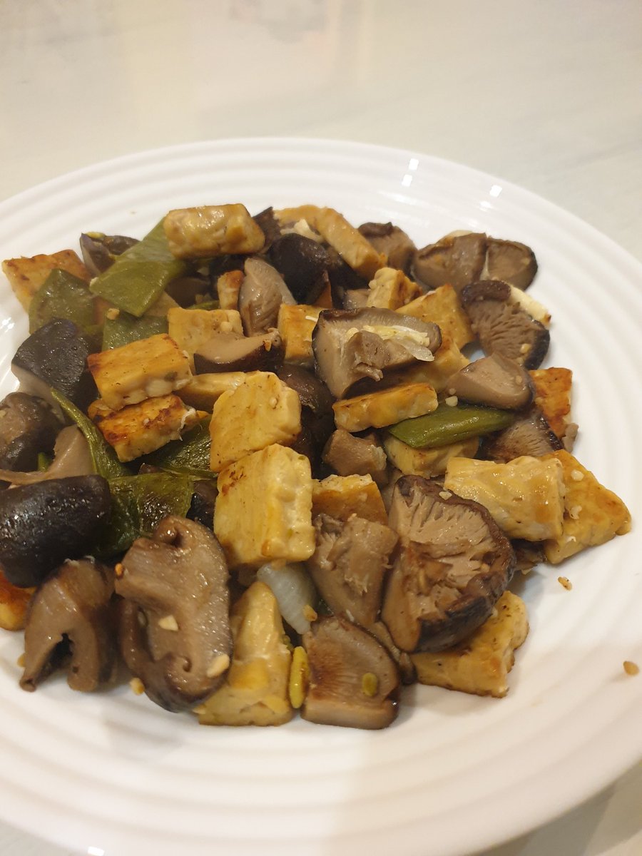 holisticament's tweet photo. Propuesta de cena vegana prebiótica #microbiomefriendly 🦠
Salteado de tempeh, shiitakes, judías verdes y ajo fresco coronado con especias mediterráneas (hierbas, tomate seco y ñora) y AOVE picual. https://t.co/INzhKbGnkT