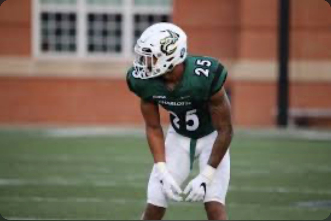 Trebelldatman0's tweet photo. After a great conversation with via coach @CoachJMSanders…I am truly blessed to receive my first D1 offer from North Carolina-Charlotte⚪️🟢 https://t.co/PUMMk5wEr6