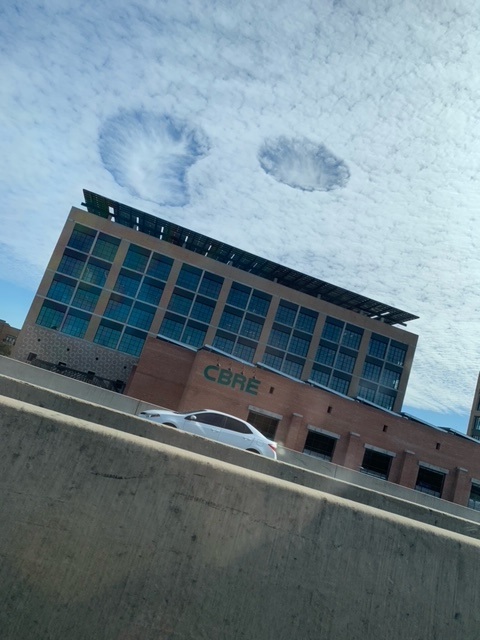 News4SA's tweet photo. FALLSTREAKS! (📷 Braulia Carrillo in San Antonio off I-35 near I-37)

Meteorologist Alex Garcia explains… A fallstreak hole (also known as a "hole punch cloud") is a large circular or elliptical gap that can appear in cirrocumulus or altocumulus clouds.

#FallStreak #PunchCloud https://t.co/kTKbzqtrMT