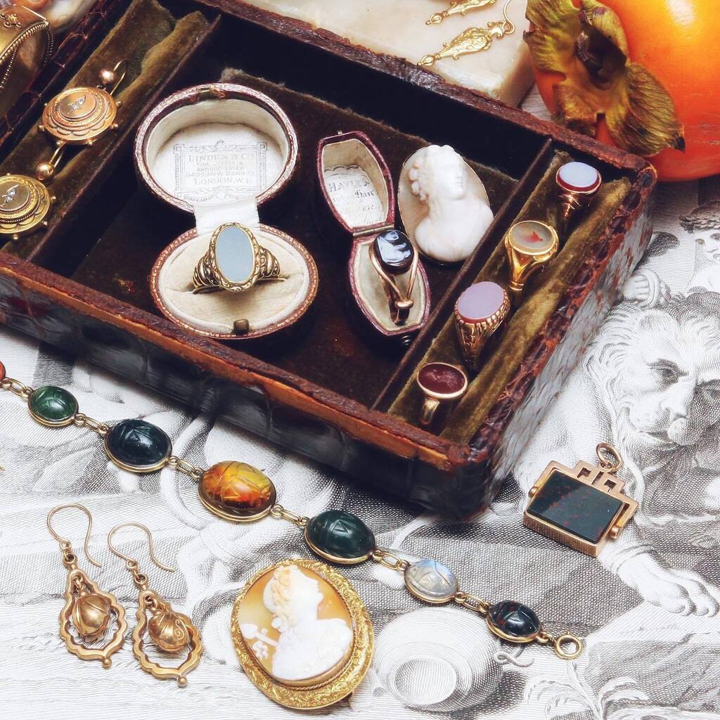 Need some inspiration for your archaeological revival vibe? We have it here for you… #cameos #intagliorings #sealrings #carvedgems All have that wished-for historical… #antiquejewelry #antiquejewelryaddiction #jeweladdict #bijouxaddict #bijouxlovers … instagr.am/p/Cn5AFvWorg0/