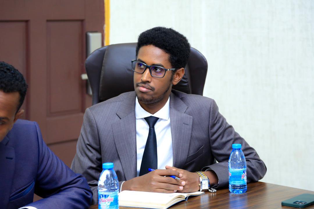MoDugoow's tweet photo. The Presidency's Office of Public Engagement is pleased to host more than 10 university student union leaders today @TheVillaSomalia. Attending the meeting, the CoS @husseinhaaruun outlined the government's vision &amp; the current initiatives &amp; operations such as: https://t.co/355TEEpeZq