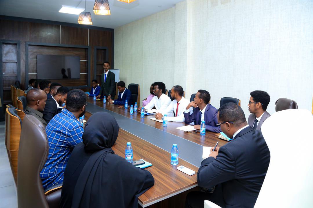 MoDugoow's tweet photo. The Presidency's Office of Public Engagement is pleased to host more than 10 university student union leaders today @TheVillaSomalia. Attending the meeting, the CoS @husseinhaaruun outlined the government's vision &amp; the current initiatives &amp; operations such as: https://t.co/355TEEpeZq