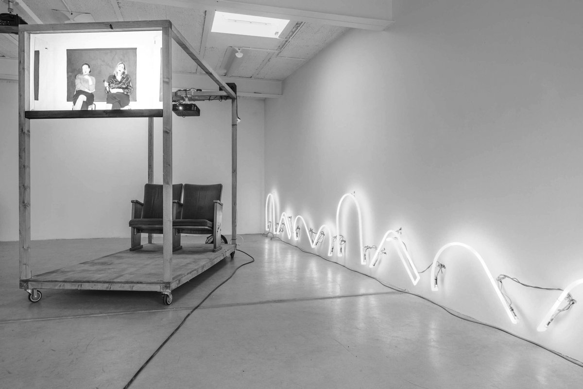 das_esszimmer's tweet image. #throwback
”Ändern Sie die Skizze! [Vampire]” (engl.: change the sketch! Vampires), 2022, 1-channel #videoinstallation, Gabriele Horndasch, and ”Mein erster Strich [part 3]” (engl.: my first line), 2022, neon light installation | image: ©das_esszimmer