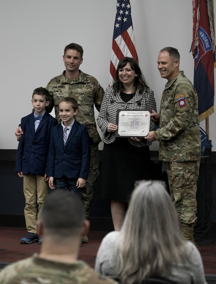 82ndABNDiv's tweet photo. Today we took a moment to recognize our #VolunteersoftheQuarter for The 82nd Airborne Division. These outstanding families and service members' aide in the mission of staying a lethal fighting force. 

#AATW #Congratulations #ParatroopersFirst #transformthedivision #VOTQ https://t.co/pQUTHoNXAL