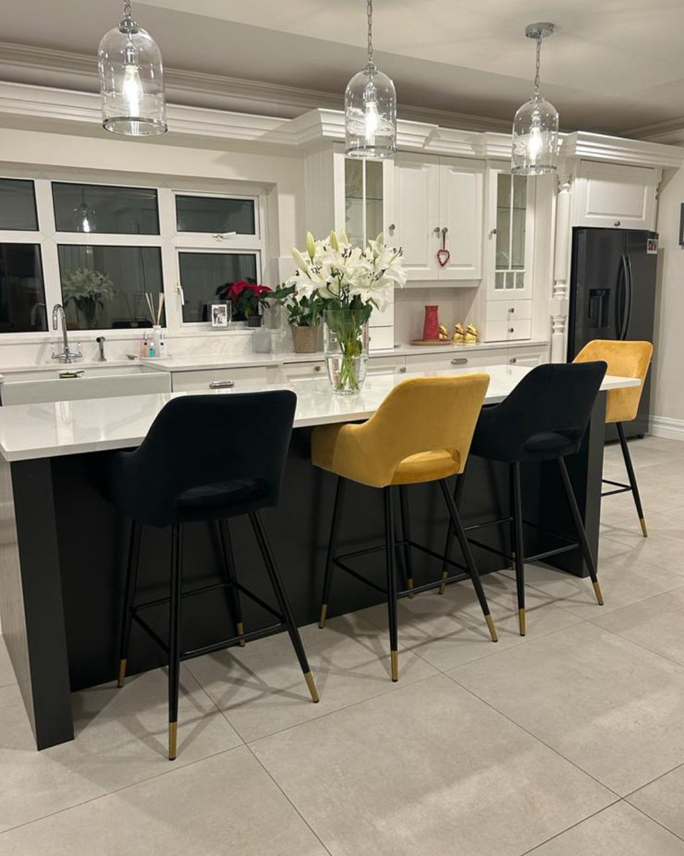 mcvannfurniture's tweet image. 😍The Kanna Bar Stool looks fabulous in this real-life kitchen setting. 

A velvet bar chair with gold finish leg. Minimalist Nordic style, ergonomic design.

Available in Navy, Mustard, Black, Rust.

Price: €159

#shoplocal #barstool #counterstool #kitchendesign
