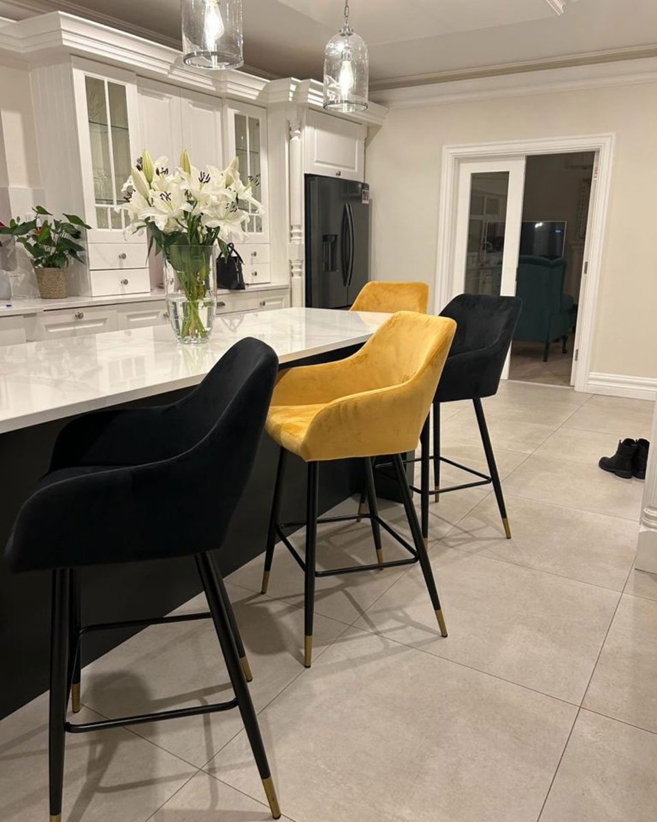 mcvannfurniture's tweet image. 😍The Kanna Bar Stool looks fabulous in this real-life kitchen setting. 

A velvet bar chair with gold finish leg. Minimalist Nordic style, ergonomic design.

Available in Navy, Mustard, Black, Rust.

Price: €159

#shoplocal #barstool #counterstool #kitchendesign