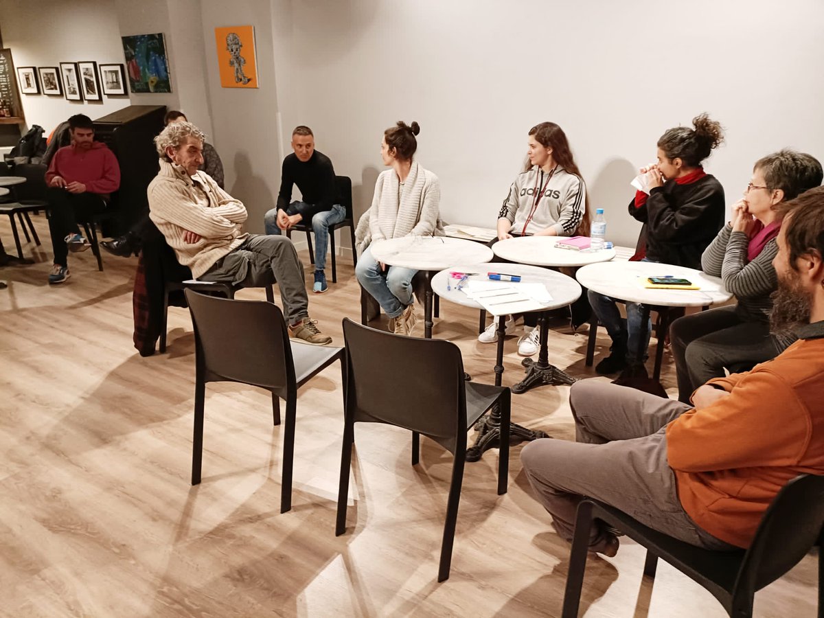 TRANSDUCTORES's tweet photo. Hem parlat de recursos, diàlegs public-comuntaris, sostenibilitat col·lectiva, noves aliances i tensions entre autonomia, economies pròpies i recursos públics, entre molts temes.
Tot això a l'espai #Lestranger de Poble-sec ; ) https://t.co/XXbATBiYoF