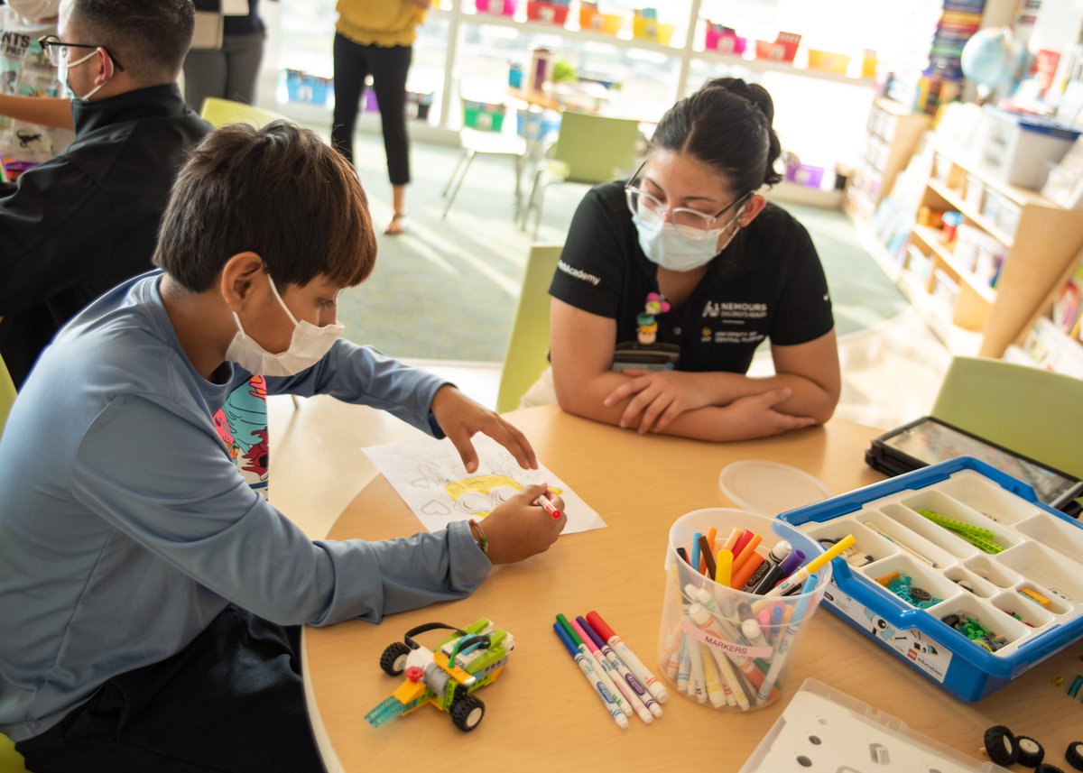 Did you know that through @ucfteachered’s partnership with @Nemours, our teacher candidates have the unique opportunity to change lives by participating in a hospital-based internship program at @PedsAcademy? Check it out! #ChargeOn 🖤💛ccie.ucf.edu/teachered/peds…