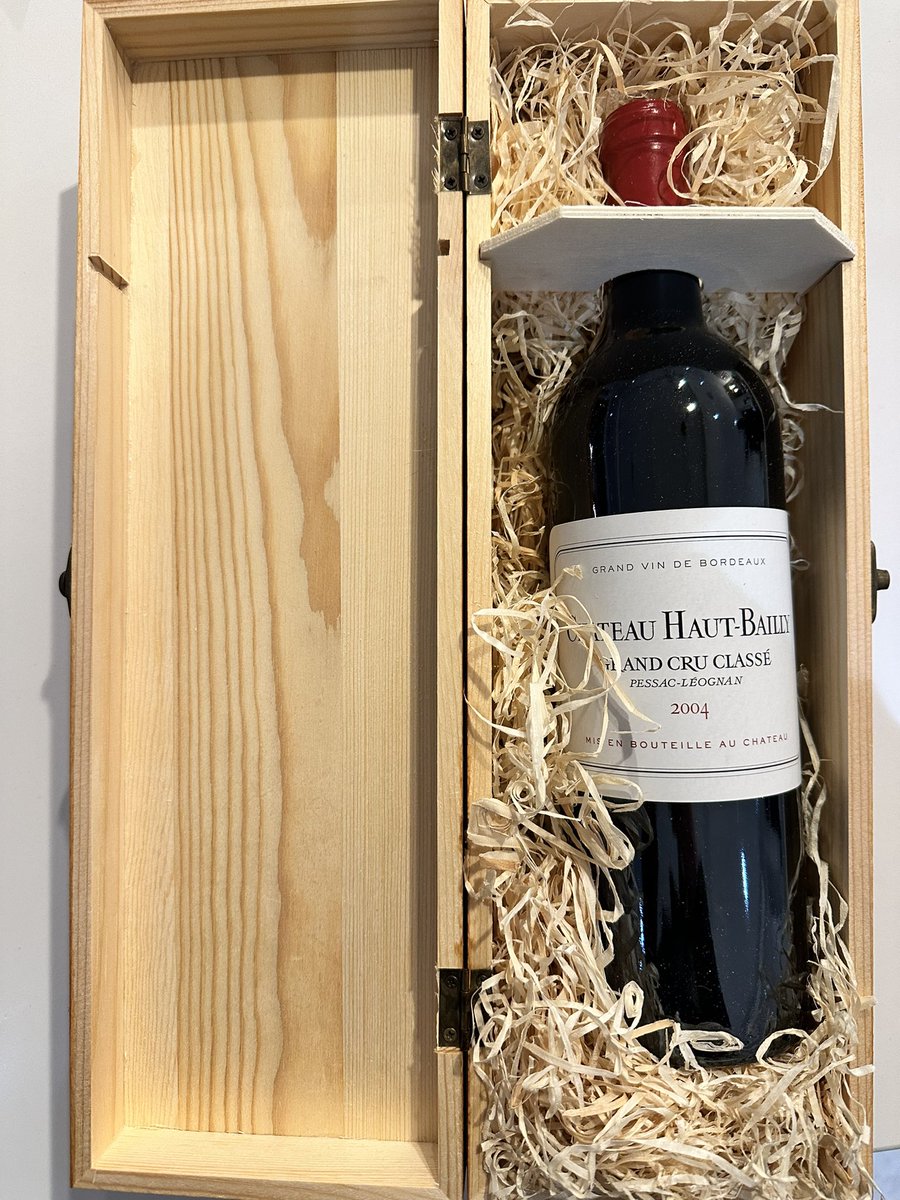 Mr_Winoship's tweet photo. Lovely gift from a wine client for a nice guy😎🤩🤓🙏@_Haut_Bailly_ #bordeaux #wine #winelover #winoshipwines #icon #icons #iconwine https://t.co/lBUpqCTn90