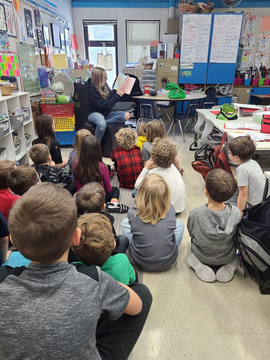JohnsonsJuniors's tweet photo. Someone familiar visited us to read her daughter's favourite book "Go Dog Go" for National Literacy Week! Fun! @macneillrps @RegPublicSchool #NationalLiteracyWeek https://t.co/tn4LiZKz6V