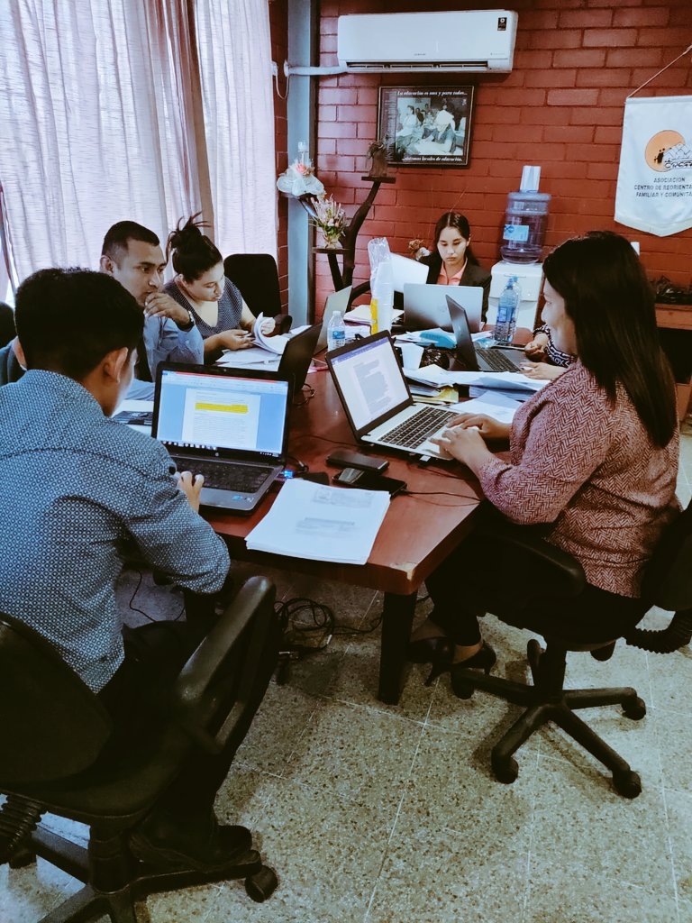 ACrefac's tweet photo. Nuestro equipo de Abogados y Asistentes legales. Siguen trabajando en Defensa de Derechos Humanos. En todos los casos que apoyamos. Gracias a los amigos de @SServileges por generar espacios a jóvenes estudiantes de derecho. Para practicar y aprender mas en este proyecto. ✍⚖📄 https://t.co/iydkCUxEtN