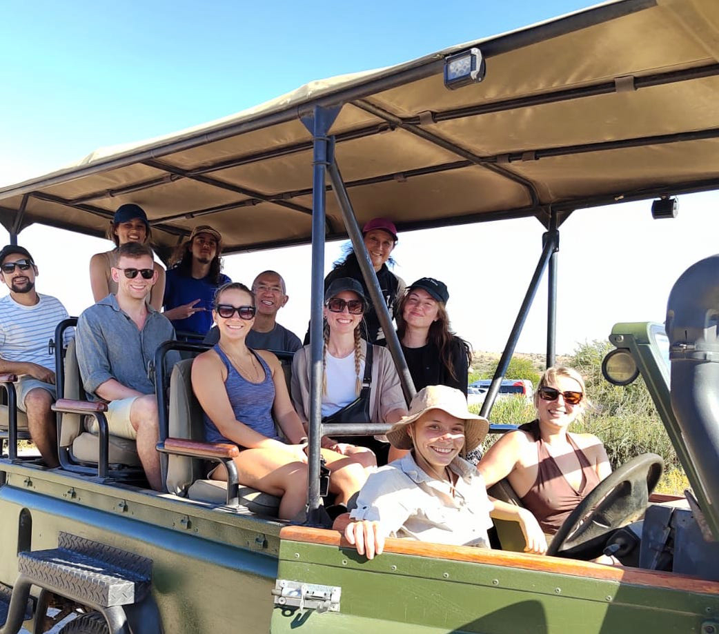 hotspots2c's tweet image. 🧳ᗯOᖇᖇY ᒪESS, ᗩᗪᐯEᑎTᑌᖇE ᗰOᖇE.. 🐆 🐘 🦒  
Just book &amp;amp; go = Your biggest worry is choosing your #SafariSelfie outfit :) 
✰✰✰✰✰ #TripAdvisor review by Siem 
&quot;..𝘌𝘷𝘦𝘳𝘺𝘵𝘩𝘪𝘯𝘨 𝘸𝘢𝘴 𝘢𝘳𝘳𝘢𝘯𝘨𝘦𝘥 𝘱𝘦𝘳𝘧𝘦𝘤𝘵𝘭𝘺 𝘧𝘰𝘳 𝘶𝘴 &quot; 

&amp;gt; hotspots2c.co.za/ideas/garden-r…