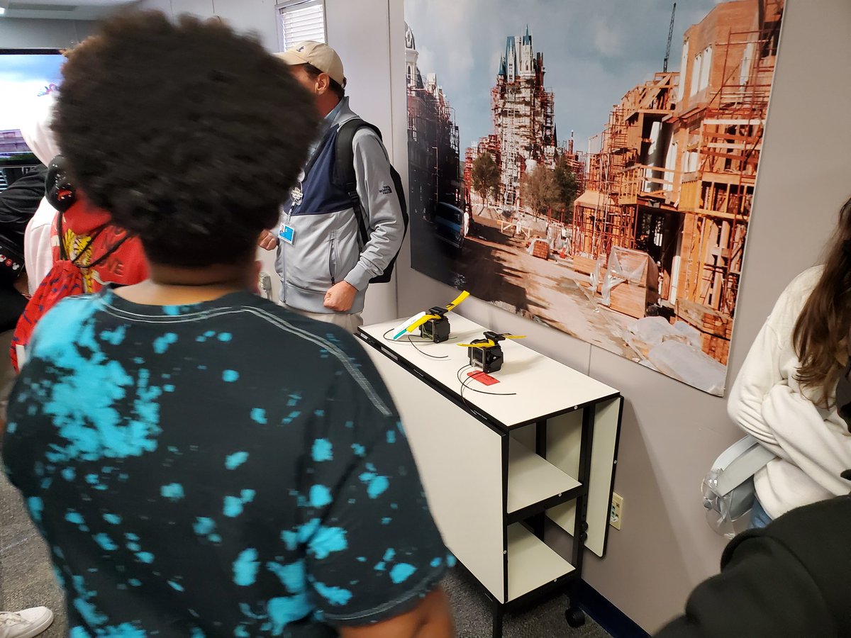 MagnetSidi's tweet photo. How do theymake it look so real? Learning about animatronics and ride maintenance and safety for 8th grade SIDI and Get Fit students at EPCOT. #SIDIChronicles #GetFitEagles @RichlandTwo @spmeagles https://t.co/Hto09ApnRD