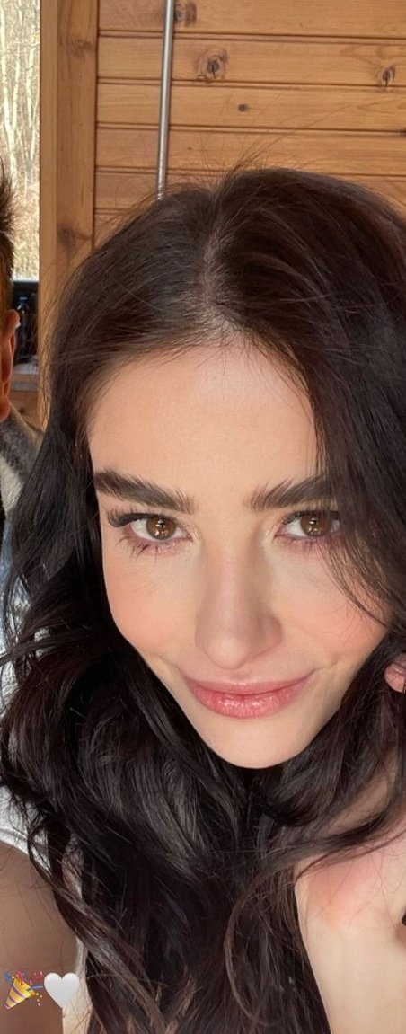 Rallenta, e ciò che stai inseguendo si avvicinerà e ti prenderà
#ÖzgeGürel
#IostoconÖzgeGürel