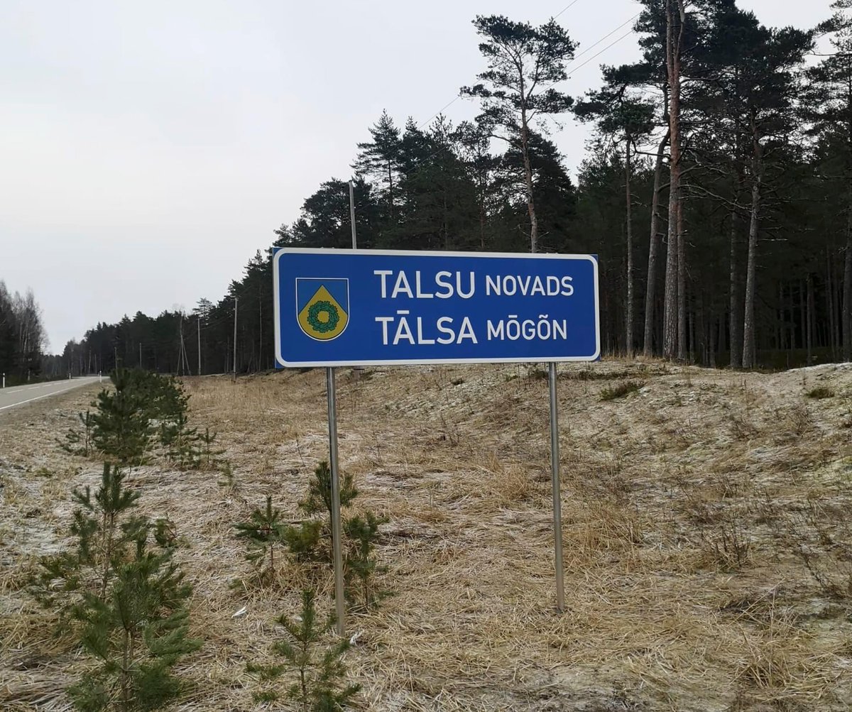 A big day in Baltic history. 🎉

The first ever Livonian language sign has been installed in Latvia. I guess that also makes it the first Finnic sign in Latvia.

Signs that need replacing across the historic Livonian coastal homeland are switching to dual Latvian-Livonian.

🇱🇻🇸🇱