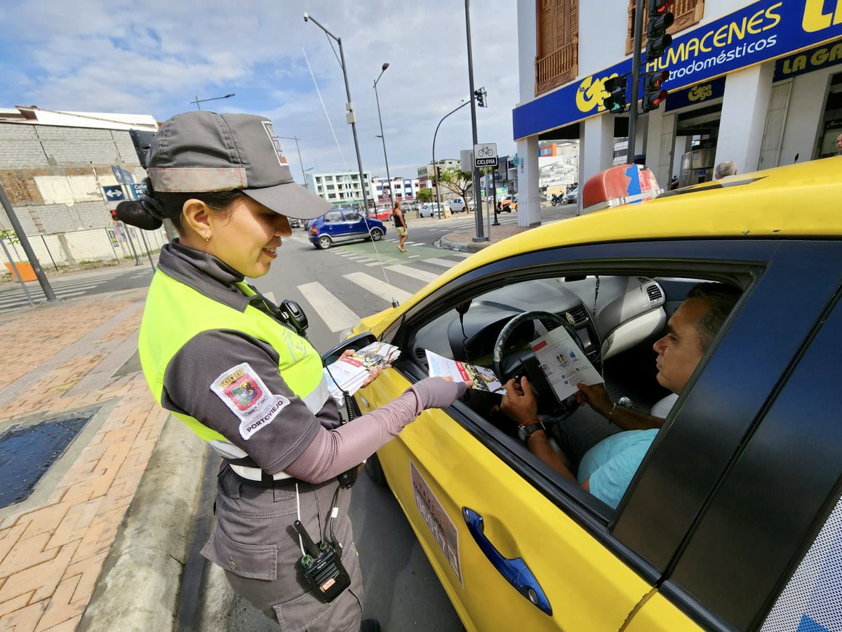 EPPortovial's tweet photo. Para que las ciudades sean más amigables y seguras, Portovial EP se encuentra concientizando a los actores de la movilidad, a fin de generar una cultura que oriente a la correcta ocupación del espacio público.
#TeEsperanEnCasa #Portovial #CicloviaPortoviejo #Plan2035 https://t.co/sB19ZDHSJU
