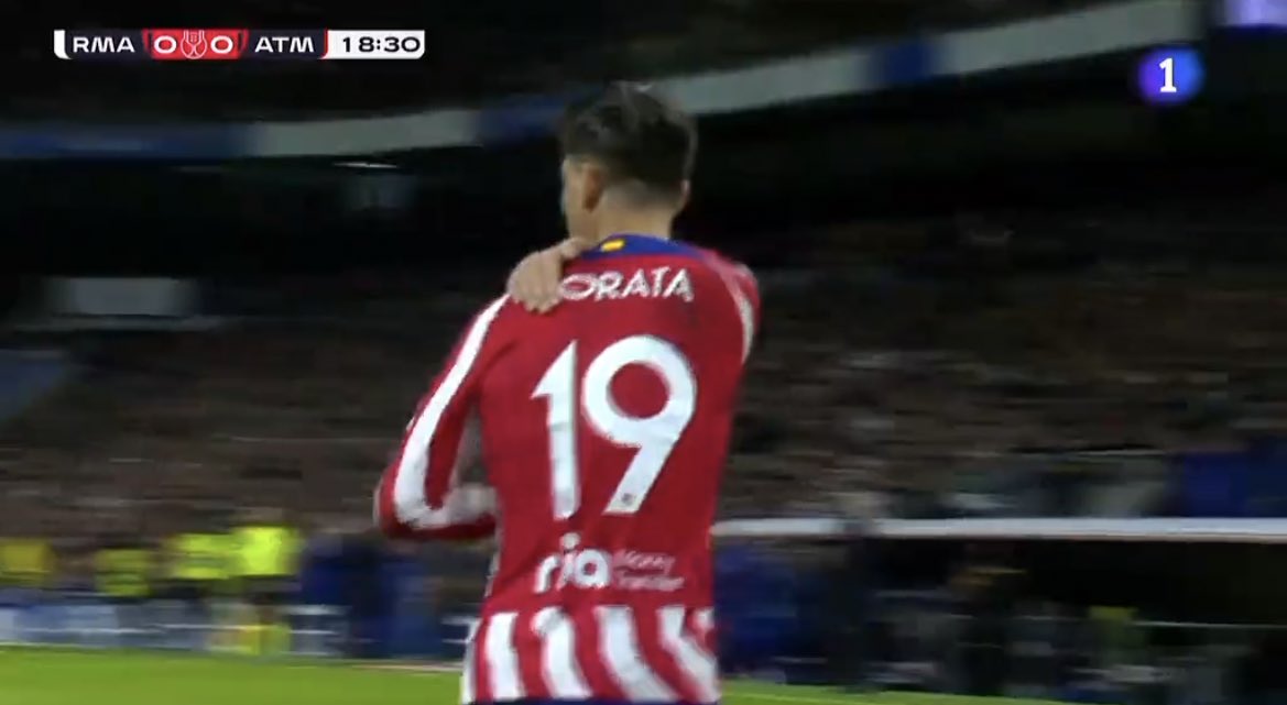 Morata tapándose medio nombre y que se lea en su camiseta “rata” 💀 menudo jefe