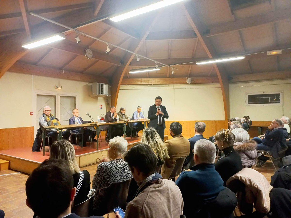 Republicains87's tweet photo. Salle comble ce soir à #Limoges pour les militants @lesRepublicains réunis autour de notre Président @GG_Guerin et les membres du bureau départemental à l'occasion de leurs #Voeux2023 ! Voeux de réussite et d'espérance pour notre famille politique et tous nos élus en #France ! https://t.co/tRZwefwI6g