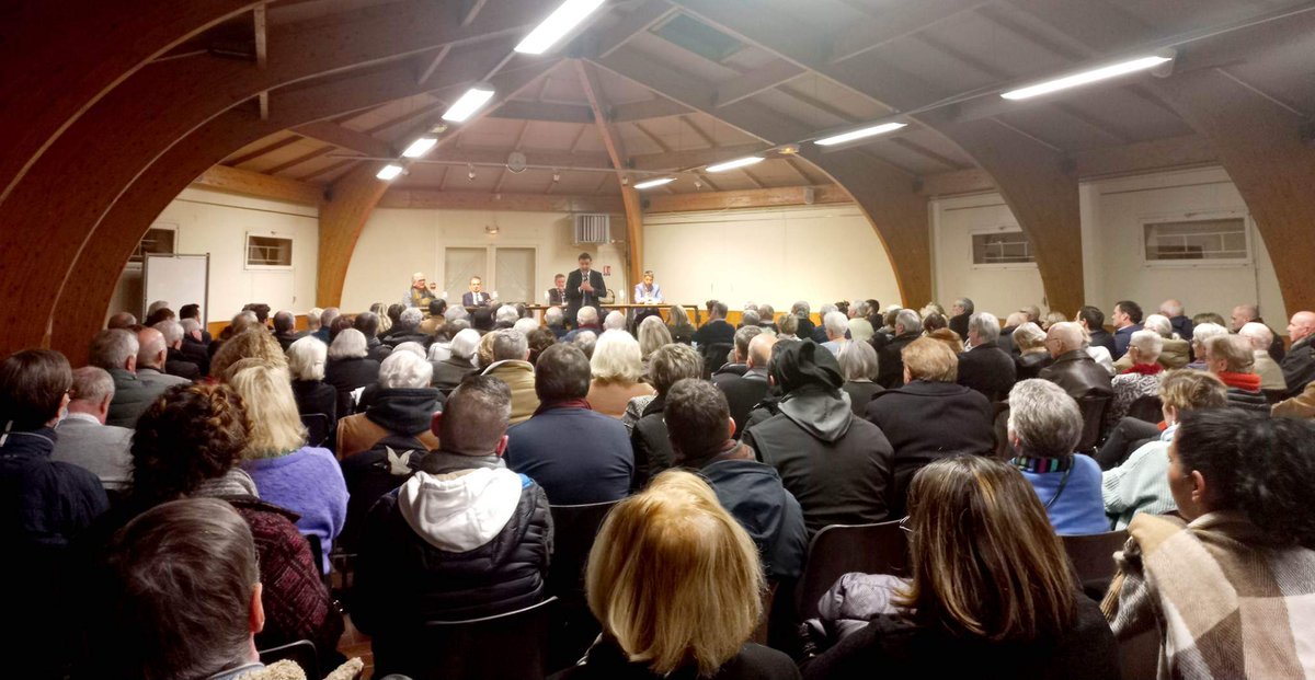 Republicains87's tweet photo. Salle comble ce soir à #Limoges pour les militants @lesRepublicains réunis autour de notre Président @GG_Guerin et les membres du bureau départemental à l'occasion de leurs #Voeux2023 ! Voeux de réussite et d'espérance pour notre famille politique et tous nos élus en #France ! https://t.co/tRZwefwI6g