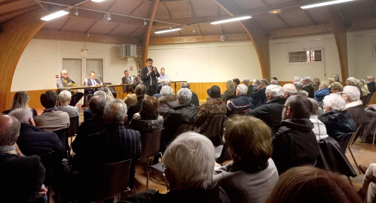 Republicains87's tweet photo. Salle comble ce soir à #Limoges pour les militants @lesRepublicains réunis autour de notre Président @GG_Guerin et les membres du bureau départemental à l'occasion de leurs #Voeux2023 ! Voeux de réussite et d'espérance pour notre famille politique et tous nos élus en #France ! https://t.co/tRZwefwI6g