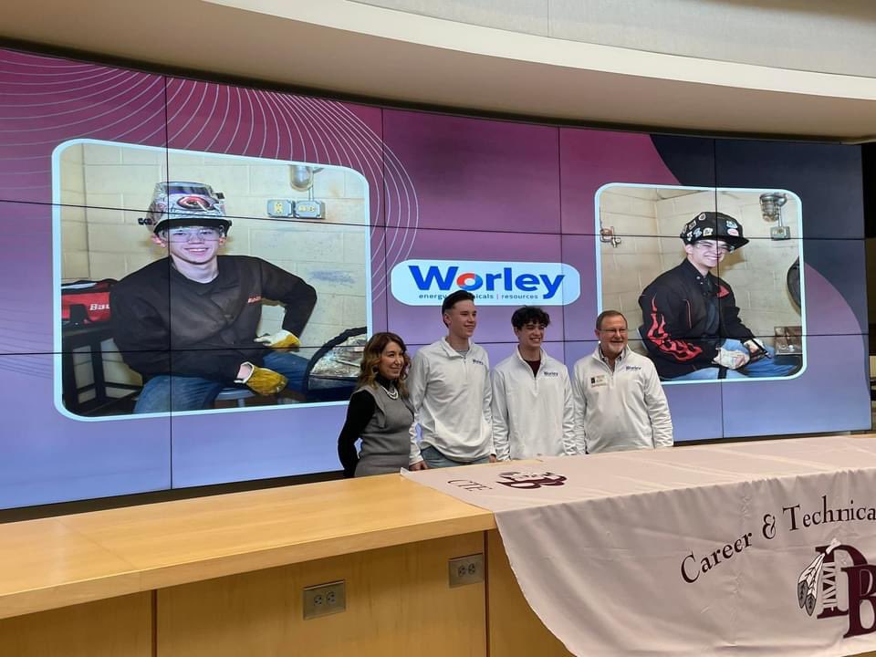 CinnamonDr's tweet photo. Thanks @ChamberKptEdu, @LoraBarnett1, and @DBHS_WBL for creating an opportunity to celebrate @KCS_DBHS work-based learning students who are working with our industry partners: @EastmanChemCo @SilganClosures 
Worley Company          GRC Construction, Inc. https://t.co/E10RrepBKo