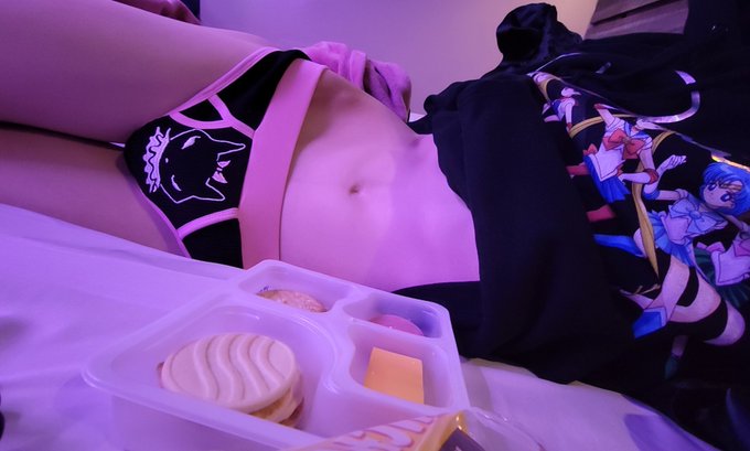 lunchable in bed to help me sleep 😌 https://t.co/CNRKxde27g