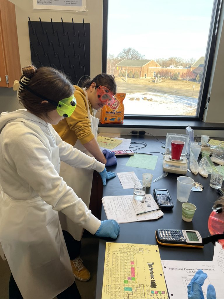 MissChem305's tweet photo. We are back in the lab for the first time this semester with our practical mole lab! Students are using their knowledge of molar conversions to measure amounts of different compounds #305growsgreatness https://t.co/f7UsMWtHlP