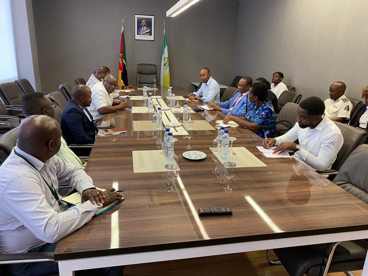 #Mozambique. En préparation du 4e Forum International de la Démocratie Participative (#FIDEPA04), prévu du 14 au 17 juin 2023 à #Maputo, séance de travail avec #Calisto_COSSA, président de l’Association Nationale de Municipalités de Mozambique (ANAM). Merci pour les cadeaux.