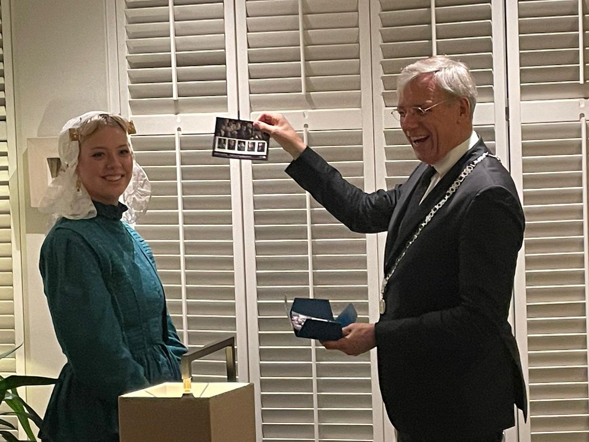 Bezoek van de Klederdrachtgroep van het <a href="/KatwijksMuseum/">Katwijks Museum</a> bij mij thuis. Ze hadden een verrassing bij zich. De schitterende postzegels van het Katwijkse model Rosa gefotografeerd door <a href="/Jimmy_P_Nelson/">Jimmy Nelson</a>