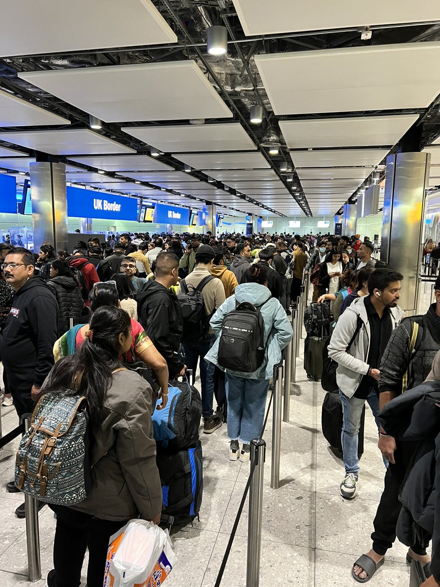 JoeEGY's tweet photo. @HeathrowAirport one of the longest queues ever at T2 immigration. Very few officers, very slow process , more than 40 min in queue and counting!! And this is still the scene #heathrowairport https://t.co/2dnH4i9Oqd