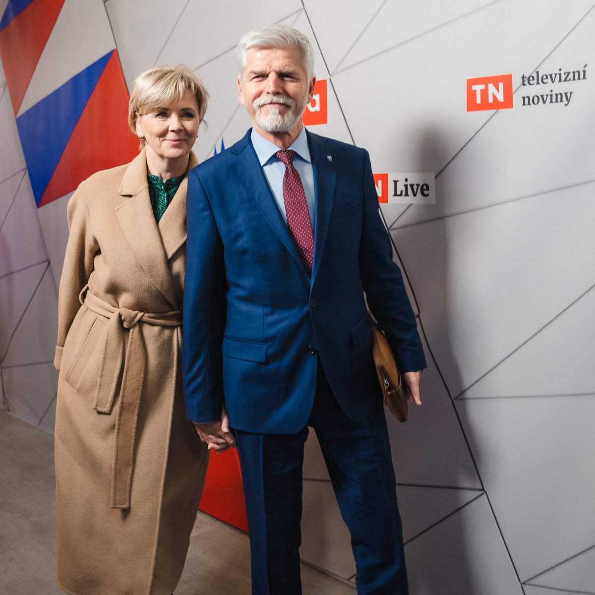 prezidentpavel's tweet image. V úvodu jsem navrhl, aby se alespoň poslední debata vedla klidnějším způsobem. Musím ocenit, že se to naplnilo. Ať už volby dopadnou jakkoli, neseme zodpovědnost za to, jak naše společnost z této volby vyjde. Zítra vám přeji, abyste úspěšně naplnili své demokratické právo.