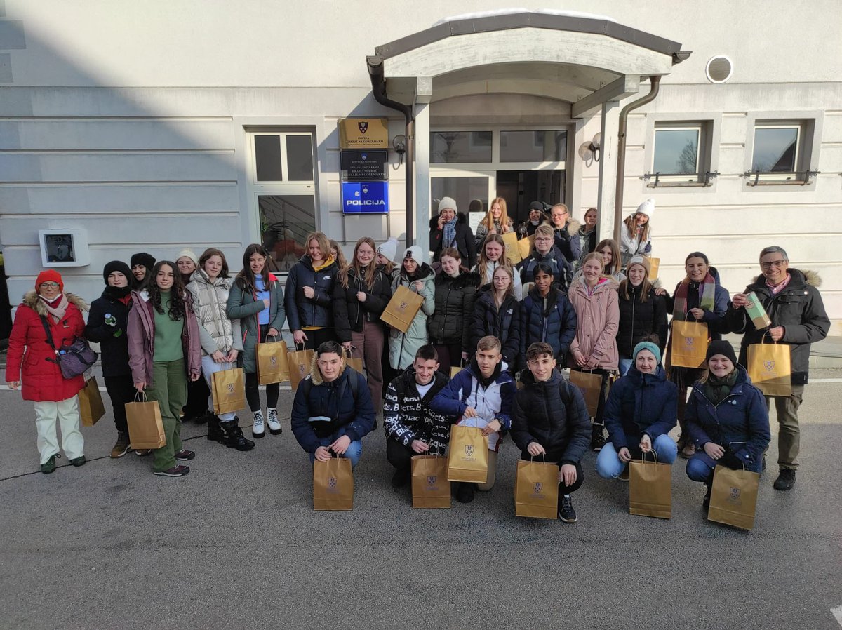 ColegioMSiurot's tweet photo. 3️⃣ #Day 🇸🇮💙 #GreenFriends #ErasmusPlusProject🇪🇺

➡️En nuestra 3ª #jornada en #CerkljenaGorenjskem

➡️ Nos enseñan #sloveno😉

➡️ Conocemos a D. Franc Čebulj, #alcalde de #Cerkljie 🤩

➡️ Realizamos una #acción de #limpieza con la #app #CŠOD #Misija en la #localidad👌🏼

@sepiegob https://t.co/o983pMD8oO