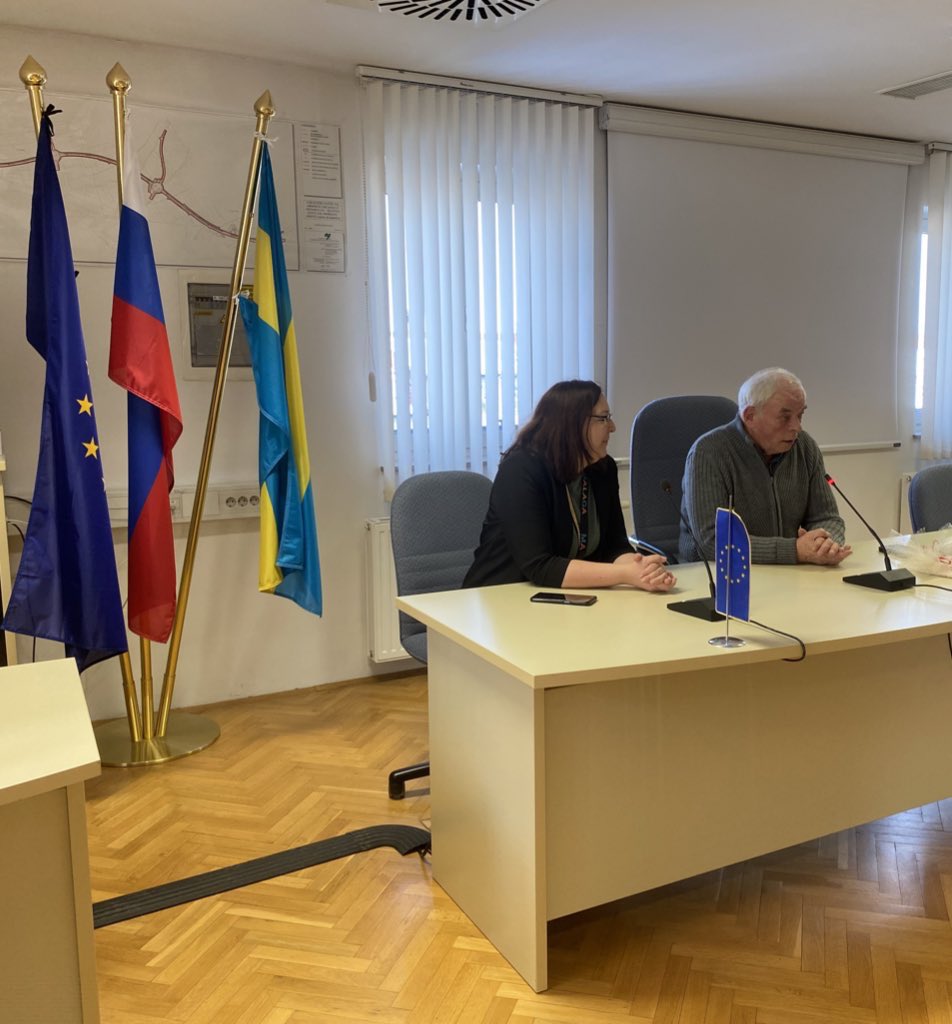 ColegioMSiurot's tweet photo. 3️⃣ #Day 🇸🇮💙 #GreenFriends #ErasmusPlusProject🇪🇺

➡️En nuestra 3ª #jornada en #CerkljenaGorenjskem

➡️ Nos enseñan #sloveno😉

➡️ Conocemos a D. Franc Čebulj, #alcalde de #Cerkljie 🤩

➡️ Realizamos una #acción de #limpieza con la #app #CŠOD #Misija en la #localidad👌🏼

@sepiegob https://t.co/o983pMD8oO