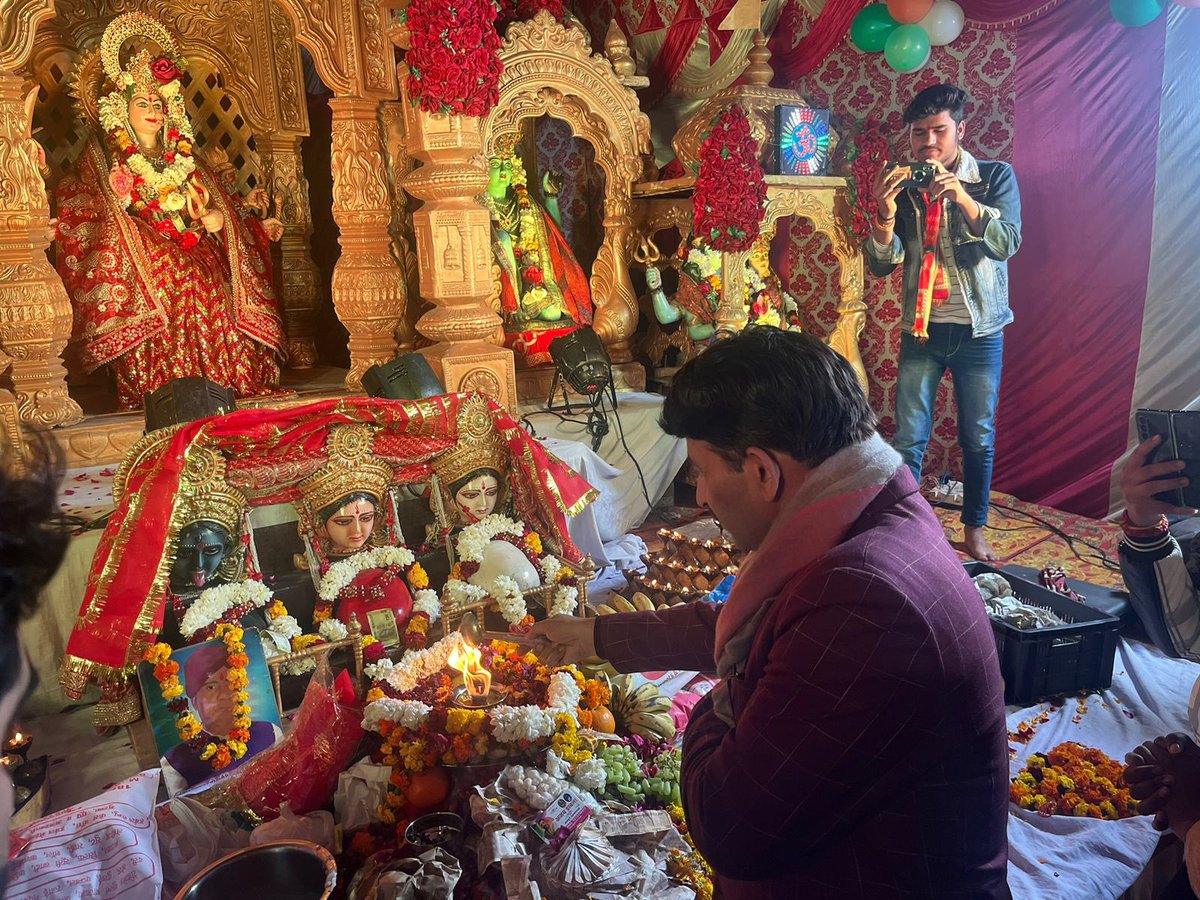 माँ सरस्वती सबको ज्ञान व वाणी दें.. 
     बसन्त पंचमी यानी #सरस्वती_पूजा की सर्वत्र धूम है दिल्ली में