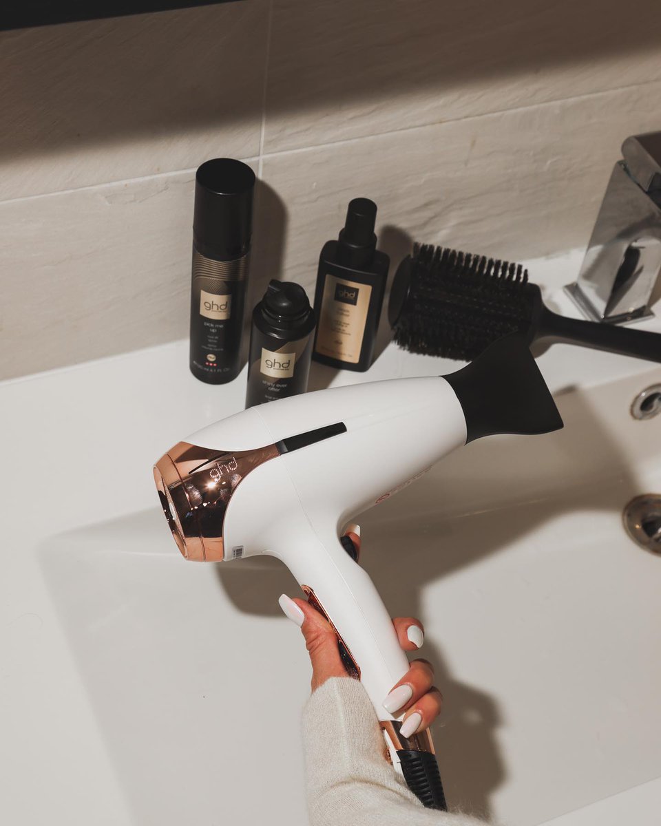 eleanorsdior's tweet photo. Eleanor via Instagram 🤍
(Jan. 26, 2023)
“AD | The best version of dry Jan! @ghdhair #ghdhelios”
#eleanorcalder https://t.co/nQw9q9WOvV