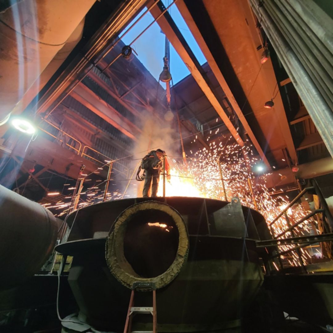 WaupacaFoundry's tweet photo. #TBT to a year ago when @WaupacaFoundry Plant 5 replaced its 75-ft #cupola through the roof. A fire on 1/4/23 damaged the melt center and has since been restored, is fully operational thanks. https://t.co/zS3GiOF9cB #pickperry https://t.co/6VkKfmxXc5