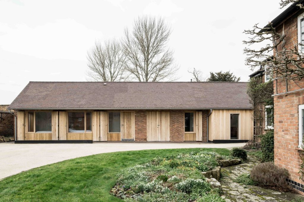 raiarchzzines's tweet image. #Manea Kella ift.tt/jYGqOHa | posted by afasia | daily entries on contemporary art and architecture #

Colston Bassett | Conversion of a rural barn . Nottinghamshire Manea Kella . photos: © FRENCH + TYE . + AJ The barn sits within the historic village of Colston Basset…