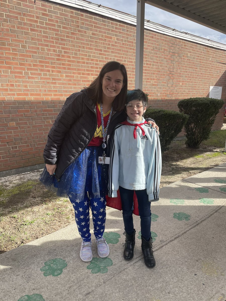 RoxanneH1006's tweet photo. Wonder Woman was popular today around the Scurlock Campus @HaileyLatonia @scurlock_music  #SchoolChoiceWeek #superheroday #WonderWoman #EveryJourneyHasAGreatStory @Scurlockbears https://t.co/exixFpVgFv
