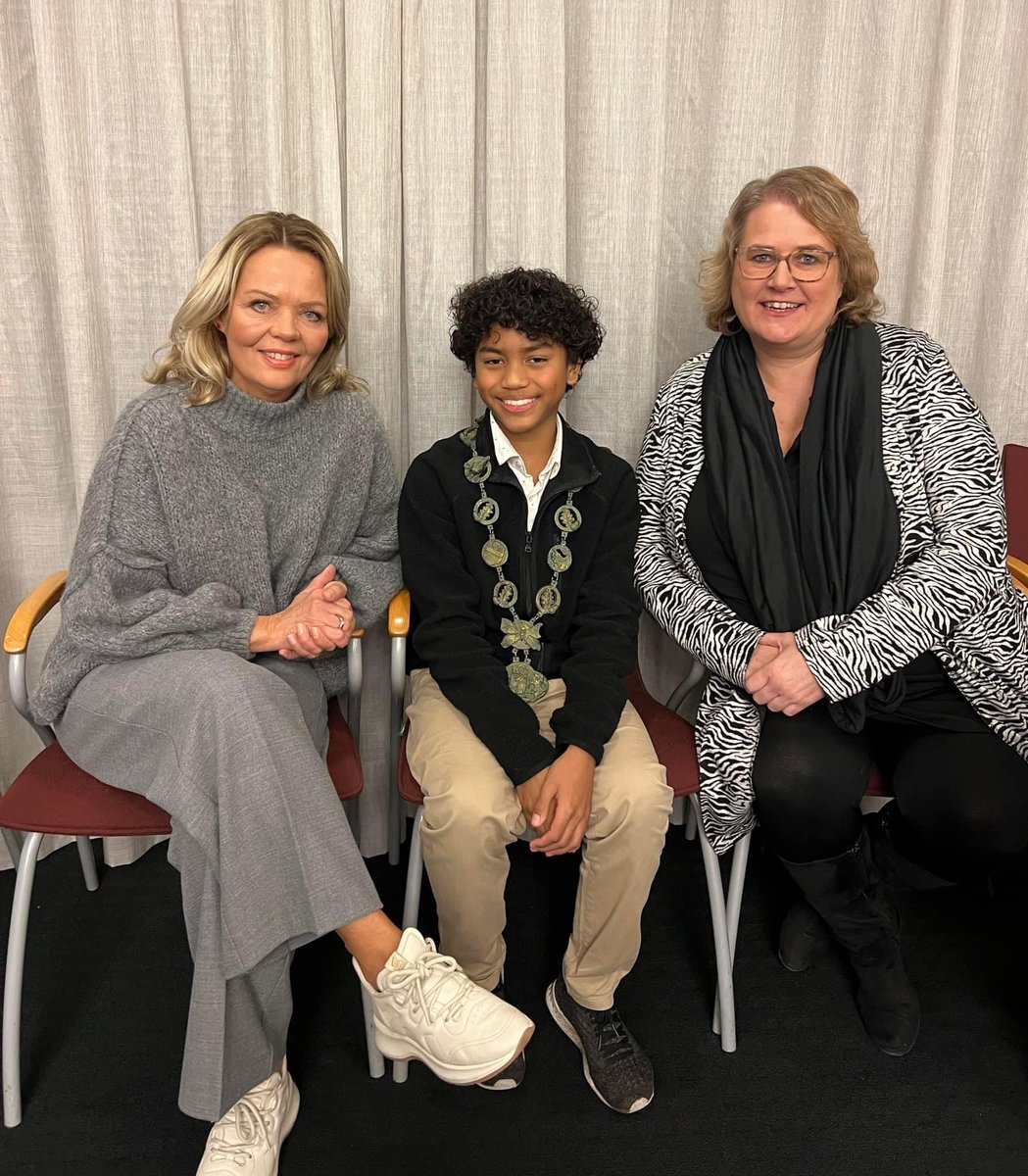 De eerste kinderburgemeester van Emmen! Een initiatief en motie van PVDA en VVD Emmen. 

Wij zijn er blij mee en ontzettend trots op! Wij wensen Jayvion Hasewinkel heel veel succes! 
<a href="/Este_Vision/">Anita Scheper</a>